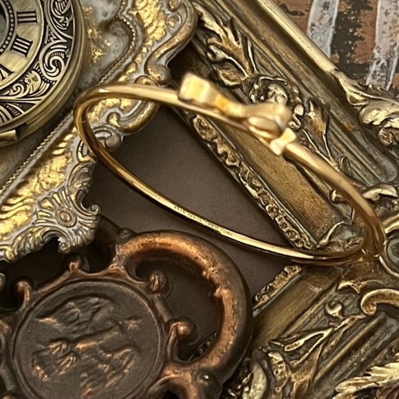 KATE SPADE • Gold Love Notes Bow Bangle Bracelet - Picture 3 of 3